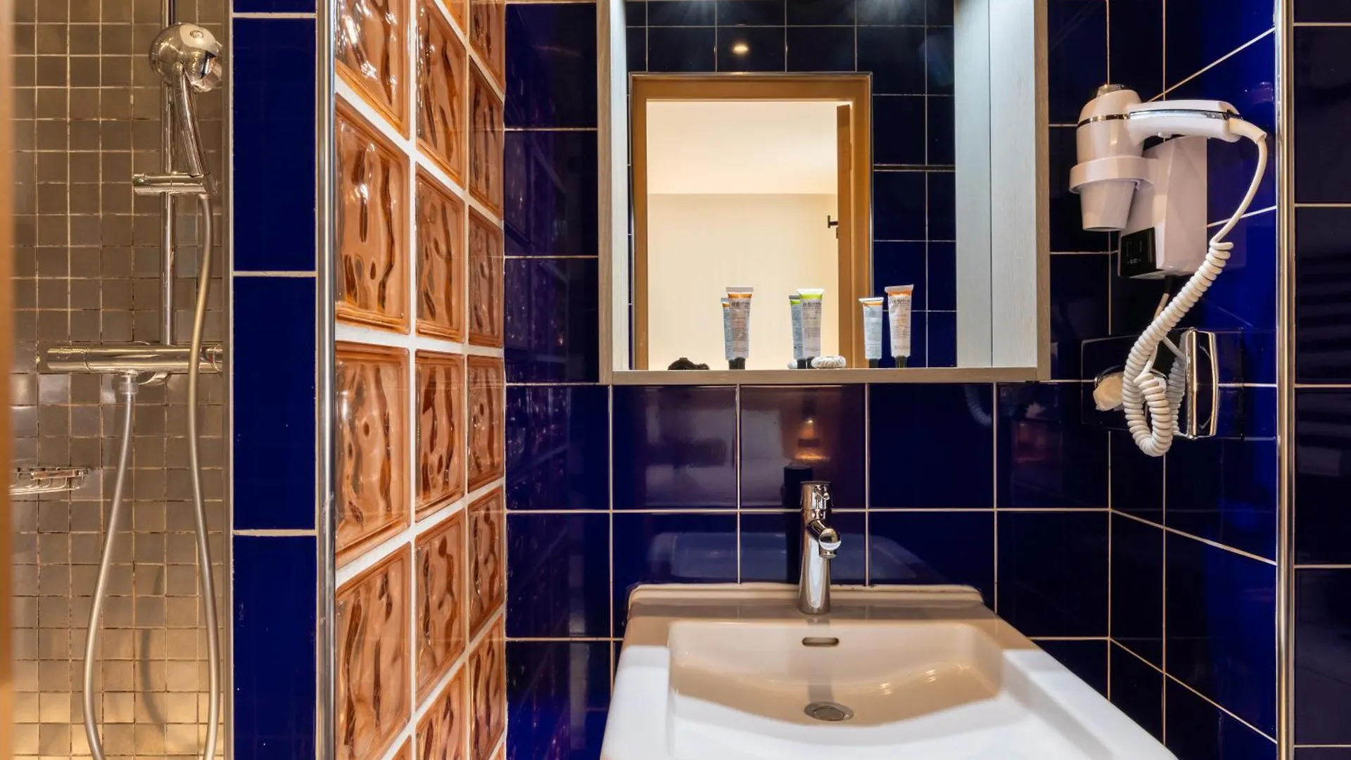 ***  Hotel Wyld Saint Germain Paris France